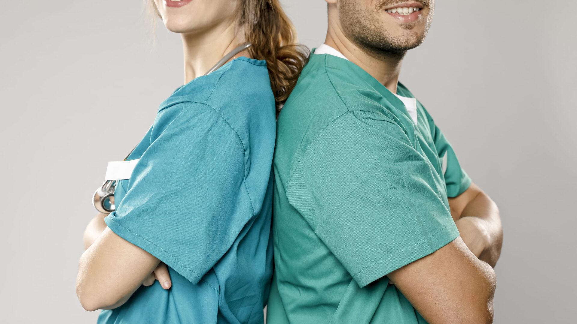 Camice bianco o casacca colorata? La psicologia dei colori nelle divise sanitarie