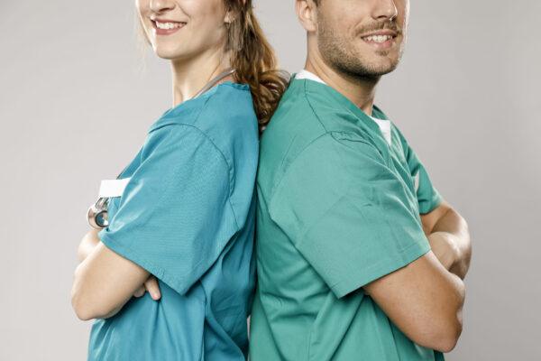 Camice bianco o casacca colorata? La psicologia dei colori nelle divise sanitarie