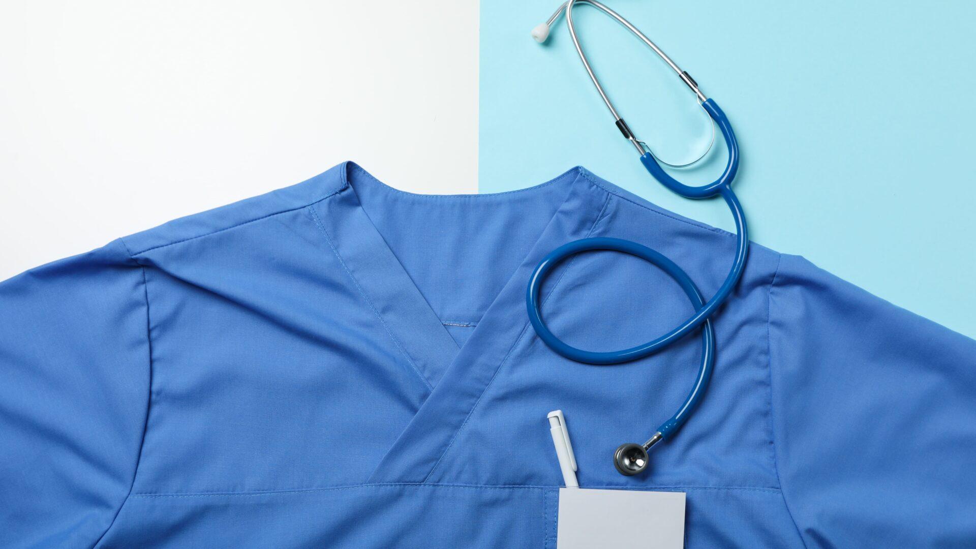 Come scegliere le divise sanitarie professionali: guida completa per medici e infermieri