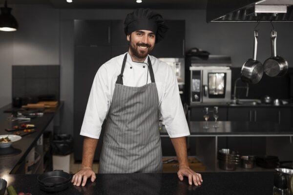 Abbigliamento da cucina: giacche da chef a manica corta e tessuti traspiranti