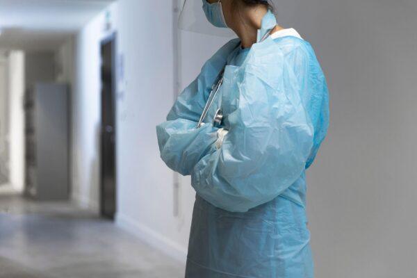 Scarpe sanitarie antiscivolo: guida completa alla scelta delle migliori calzature da lavoro per il settore sanitario