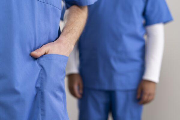 Quanto durano le divise mediche? Guida al ricambio e alla manutenzione in ambito ospedaliero