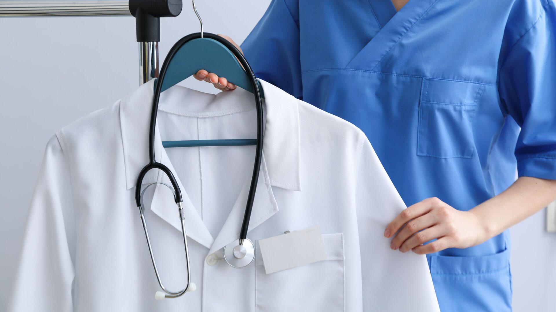 Divisa sanitaria e decoro professionale: cosa prevede la normativa per il personale ospedaliero