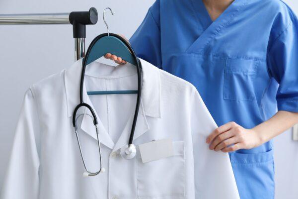 Divisa sanitaria e decoro professionale: cosa prevede la normativa per il personale ospedaliero