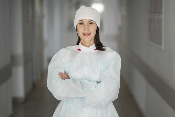 Divise sanitarie invernali: come proteggere il personale nei turni di notte e nei reparti